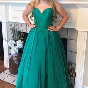 Sherri Hill prom dress. Emerald green. Size 8